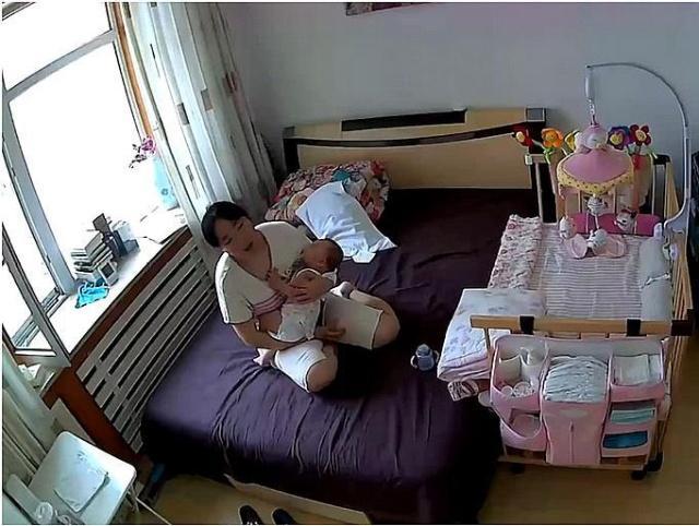 寶媽沒辦法哄睡寶寶，查看監控後保姆的哄法，寶媽沒忍住落淚了！
