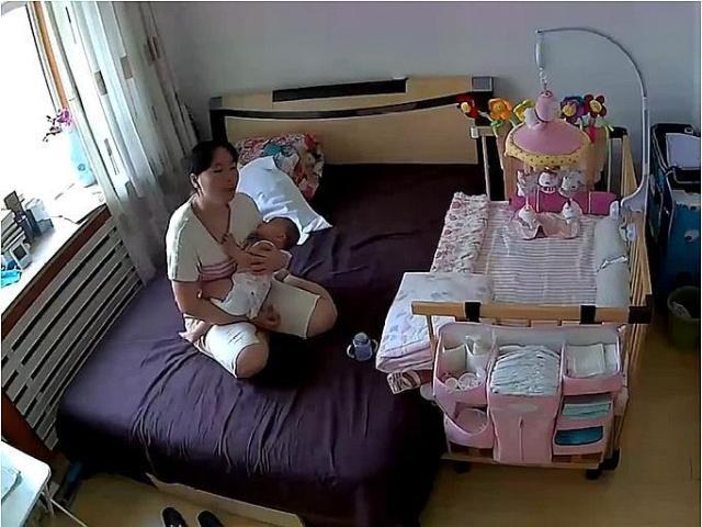 寶媽沒辦法哄睡寶寶，查看監控後保姆的哄法，寶媽沒忍住落淚了！