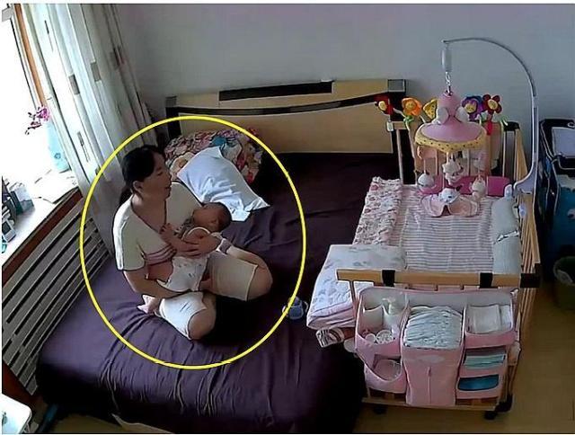 寶媽沒辦法哄睡寶寶，查看監控後保姆的哄法，寶媽沒忍住落淚了！