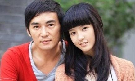 他當年為了女兒，把一億財產給前妻，而今把二婚妻子寵上天