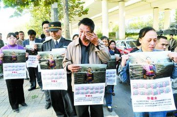 雙胞胎女兒失蹤，女子苦尋十年，婆婆死前盯著牆壁，女子走進傻住