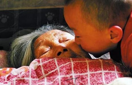 雙胞胎女兒失蹤，女子苦尋十年，婆婆死前盯著牆壁，女子走進傻住