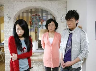 妻子跟婆婆吵架，丈夫一腳踢倒妻子，妻子發條信息，全家傻住