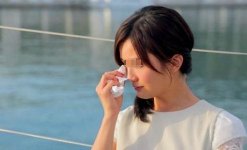 妻子跟婆婆吵架，丈夫一腳踢倒妻子，妻子發條信息，全家傻住