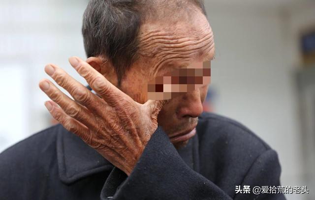 兒子過年不回家，半夜給農村父親打1萬塊，弟弟說：快去找要出事
