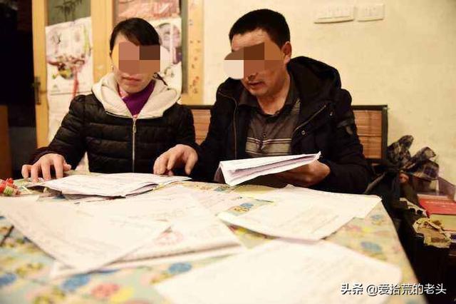 老闆每天給陌生小乞丐包子，數日後，乞丐帶回了他失蹤8年的兒子