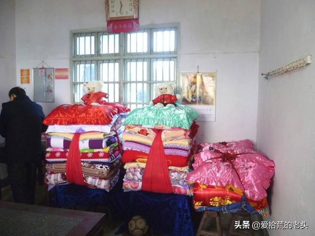 母親去世不久，女子回娘家住，半夜聽見廚房有動靜，推開門哭紅眼