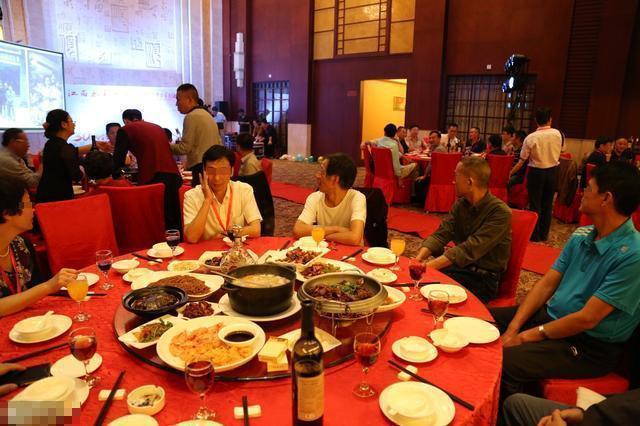 同學聚會，男生攤200，女生攤100，結帳後班長：以後再也不組織了