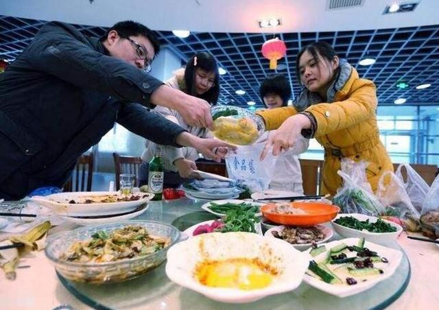 同學聚會，男生攤200，女生攤100，結帳後班長：以後再也不組織了