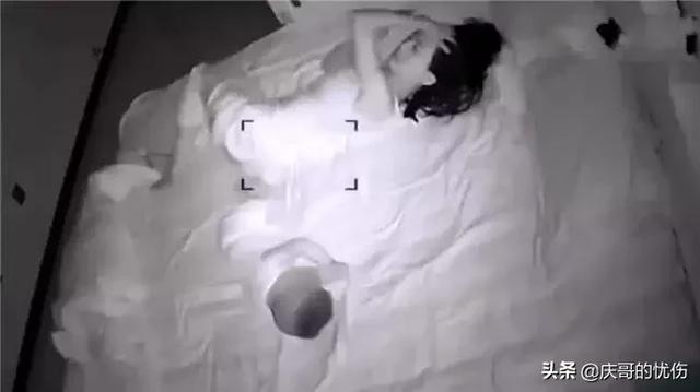 妻子對丈夫冷漠，丈夫在臥室裝上監控，看到的場景讓他無法淡定