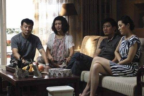 她到叔叔家借路費 吃閉門羹 窮大嬸給只鐲子 10年後驚喜來了