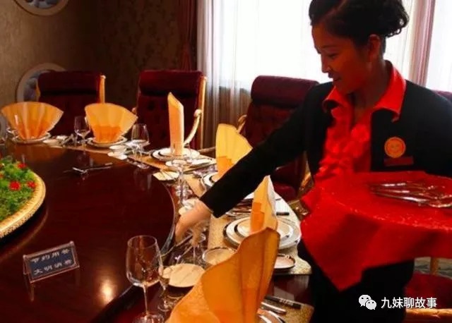姐姐去公司找弟弟，弟弟卻嫌她丟人，公司老總看到姐姐卻笑臉相迎