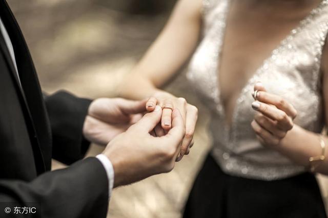 前夫再婚當我面炫耀，我給他看張照片，他氣得悔婚