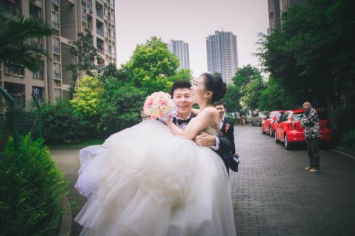 陪老婆回娘家，小舅子老婆塞給我紙條，半夜打開我趕緊報警！