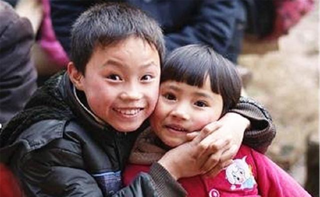 妹妹說父母都應該兒子贍養，妻子笑著問：那婆婆的養老金誰拿著