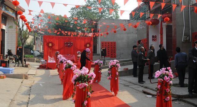 同母異父的妹妹結婚，我給五千紅包，聽到繼父一番話我改成送五萬