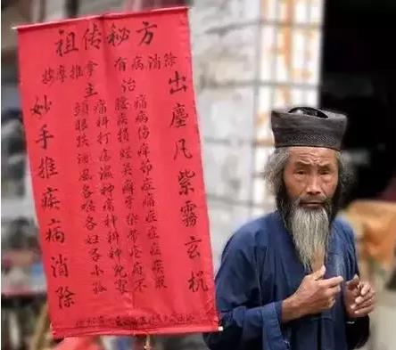 男孩出生天現異象，道士稱必成大才，20年後再見，道士撒腿就跑