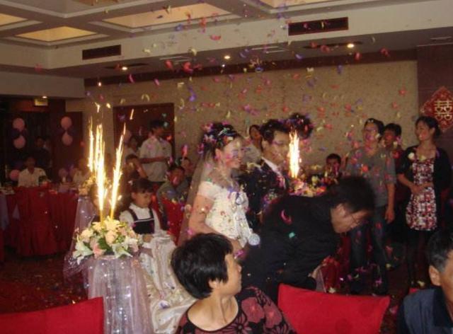 姐姐嫁給老闆，每月給弟弟三萬，離婚後找弟弟，到門口她泣不成聲