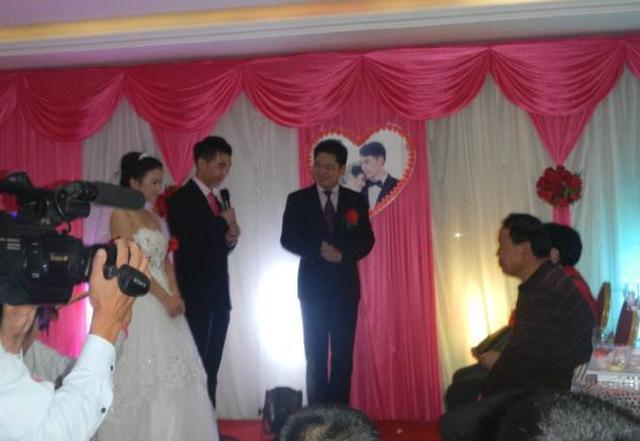 姐姐嫁給老闆，每月給弟弟三萬，離婚後找弟弟，到門口她泣不成聲