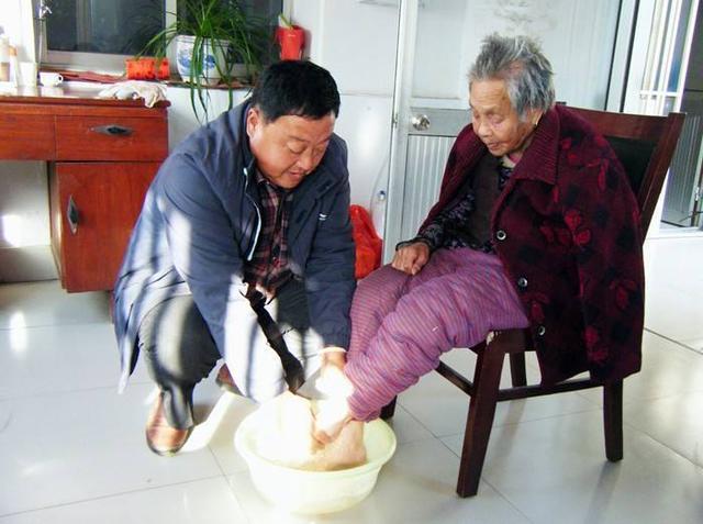老婆弟弟結婚，姐夫給了五千，看到家族群的消息，姐夫決定離婚