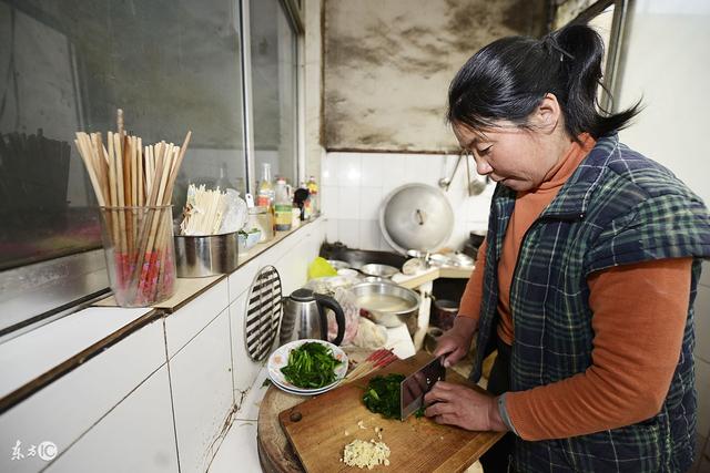 外婆70歲生日，親戚們都聚在一起，卻只有我媽做飯