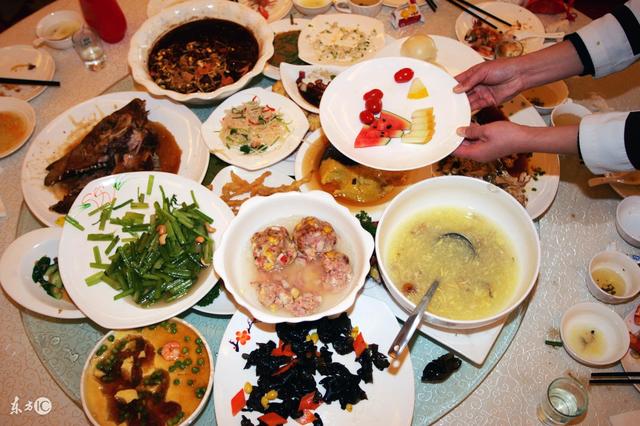 外婆70歲生日，親戚們都聚在一起，卻只有我媽做飯
