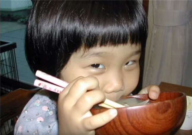 年僅５歲就要開始獨立生活的她，這背後的故事讓人看了感動到淚流不止... 