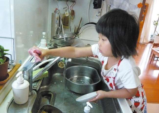 年僅５歲就要開始獨立生活的她，這背後的故事讓人看了感動到淚流不止... 