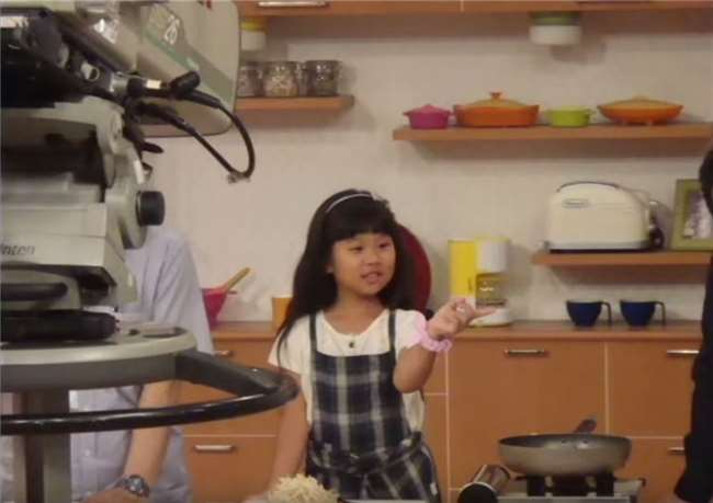 年僅５歲就要開始獨立生活的她，這背後的故事讓人看了感動到淚流不止... 
