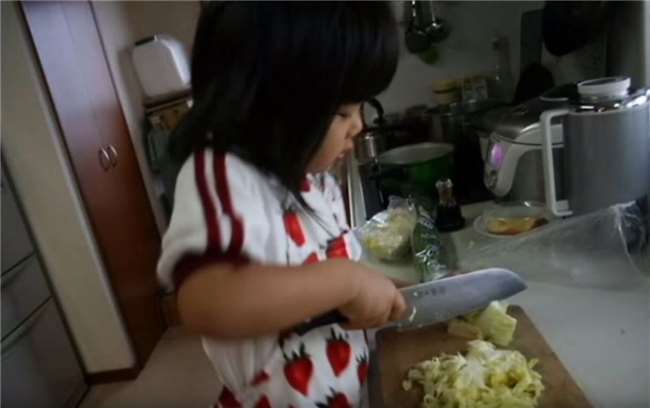 年僅５歲就要開始獨立生活的她，這背後的故事讓人看了感動到淚流不止... 