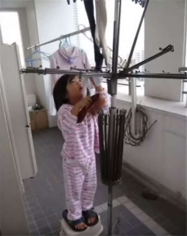 年僅５歲就要開始獨立生活的她，這背後的故事讓人看了感動到淚流不止... 