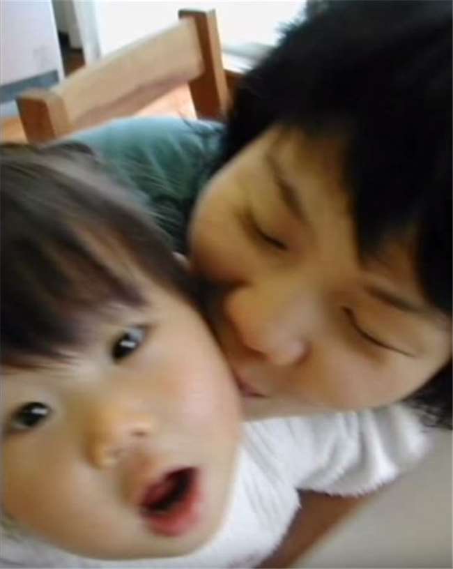年僅５歲就要開始獨立生活的她，這背後的故事讓人看了感動到淚流不止... 