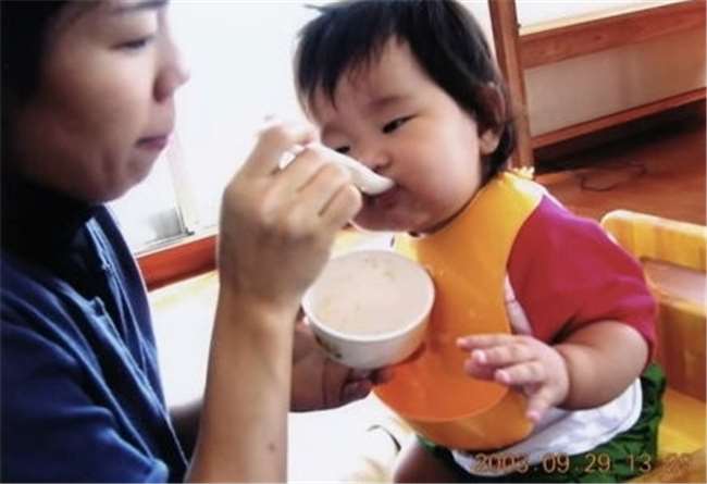 年僅５歲就要開始獨立生活的她，這背後的故事讓人看了感動到淚流不止... 
