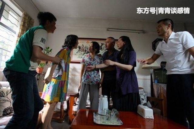 前夫婚禮我請假參加，新娘遲遲不露面，去臥室找兒子我呆了！