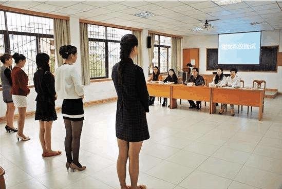女面試官：請問「鉛筆」姓什麼？回答「鉛」的都被淘汰了，男子「機智回答」被當場錄用！