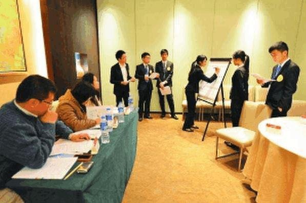 女面試官：請問「鉛筆」姓什麼？回答「鉛」的都被淘汰了，男子「機智回答」被當場錄用！