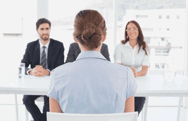 女面試官：請問「鉛筆」姓什麼？回答「鉛」的都被淘汰了，男子「機智回答」被當場錄用！