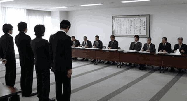 女面試官：請問「鉛筆」姓什麼？回答「鉛」的都被淘汰了，男子「機智回答」被當場錄用！