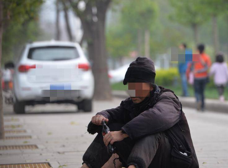 女孩被工廠開除，餓暈街邊，5年後，出嫁當天，來一排豪車送親