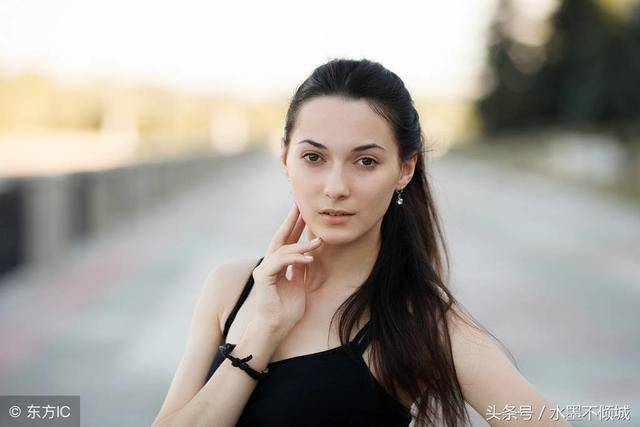 女孩被工廠開除，餓暈街邊，5年後，出嫁當天，來一排豪車送親