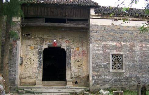 殘疾哥哥為弟娶媳婦傾家蕩產，弟卻讓哥流浪街頭，兩月後來一人收房，弟悔不當初
