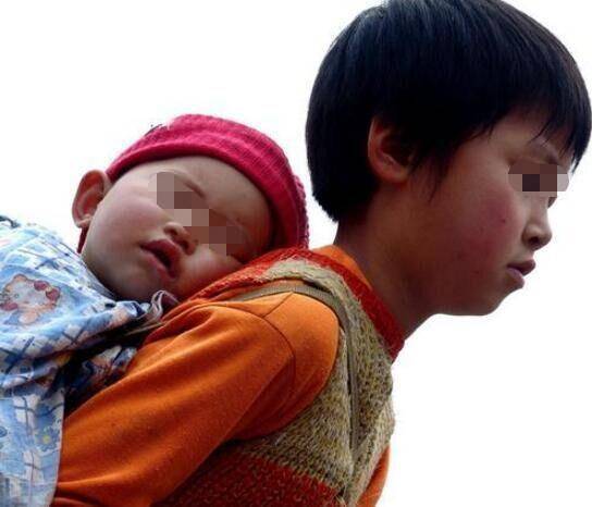 殘疾哥哥為弟娶媳婦傾家蕩產，弟卻讓哥流浪街頭，兩月後來一人收房，弟悔不當初