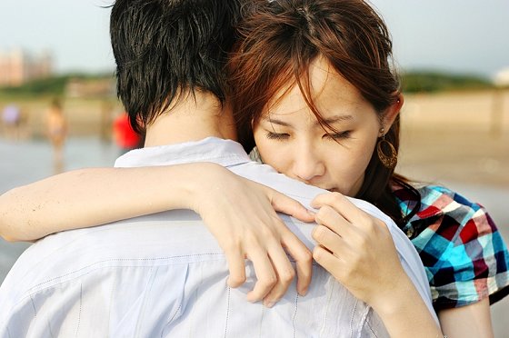 他背著妻子出差「帶秘書上旅館偷情」，最後老婆僅用了「一碗熱湯」當場打趴性感小秘書！ | 