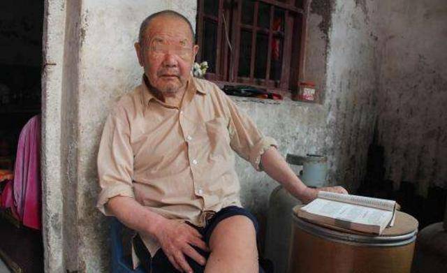 兒女個個功成名就，父親入土後鎖門離去，屋內傳出哭聲，大夥愣了