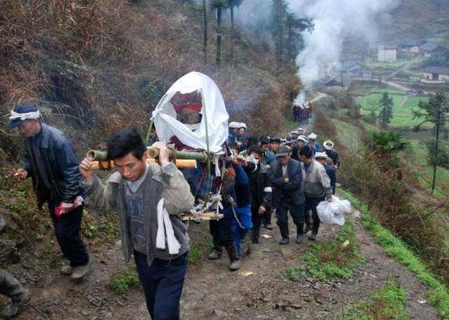 兒女個個功成名就，父親入土後鎖門離去，屋內傳出哭聲，大夥愣了