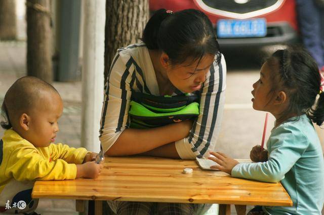 兩兒子不養母親，女兒準備辭職回鄉照顧母親，老闆給她一套房