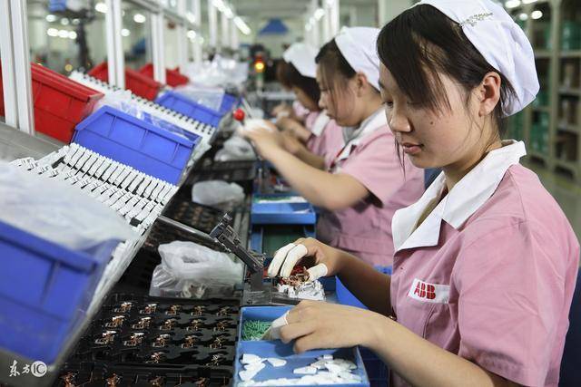 兩兒子不養母親，女兒準備辭職回鄉照顧母親，老闆給她一套房