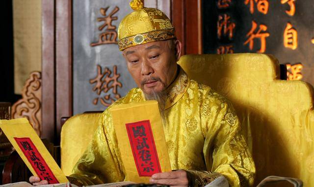 乾隆上聯出5個字，一考生對不上掉頭就走，乾隆大笑：別走，狀元是你的了