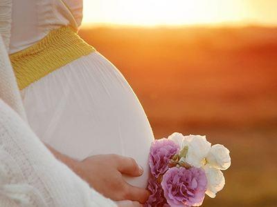 孕婦產前痛到狂吼：「你為什麼要讓我懷孕」？結果老公「爆笑回答」笑死護士