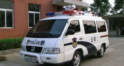 丈夫接妻子下班，遲遲不願上車，順著眼神往後，一瞥，直接報了警！